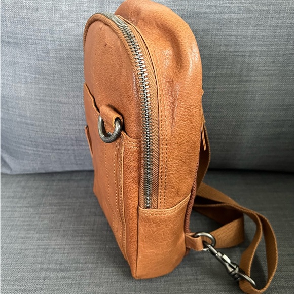 NWT JACK GEORGES INC UNISEX SLIM ZIPPERED CROSSBODY BAG LEATHER